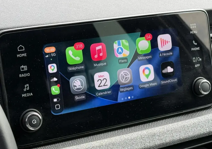 Écran tactile central 8,25 pouces du Skoda Scala TSI 116 DSG7 Sélection affichant l'interface smartphone connectée.