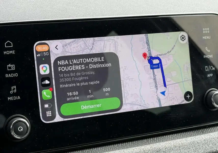 Écran tactile central de la Skoda Scala TSI 116 DSG7 blanc Glacier montrant une navigation GPS active.