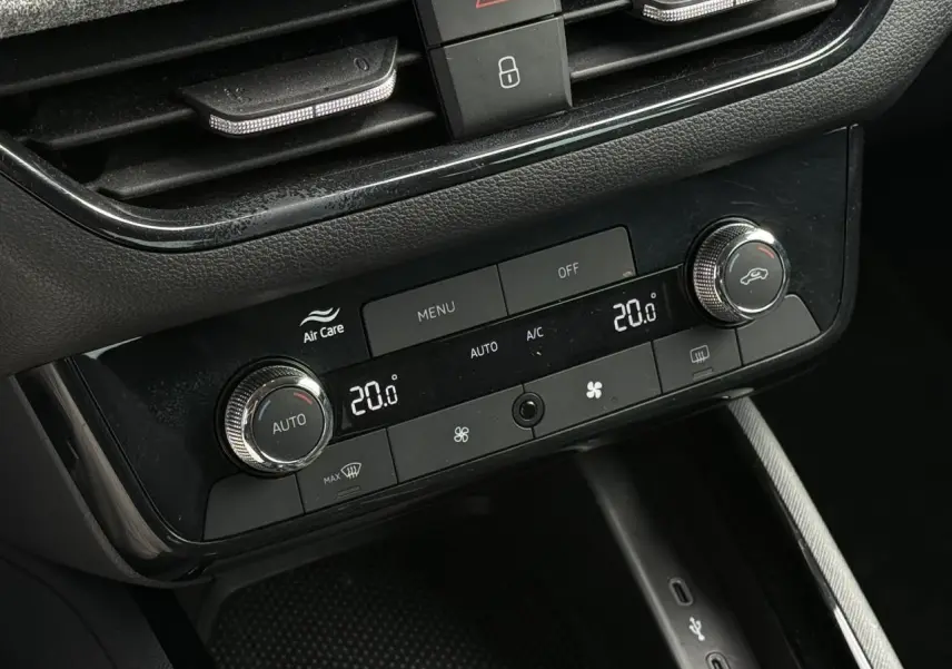 Détail de la console centrale noire de la Skoda Scala 2025 montrant la climatisation automatique bi-zone à 20°C.