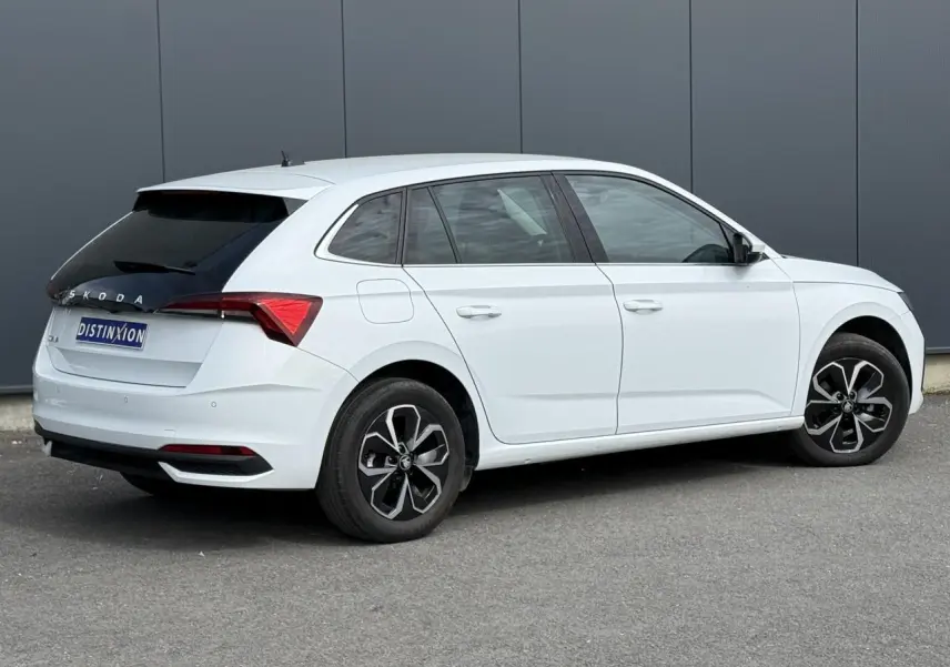 Vue 3/4 arrière droite d'une Skoda Scala blanc glacier avec vitres surteintées et jantes alliage 16 pouces.