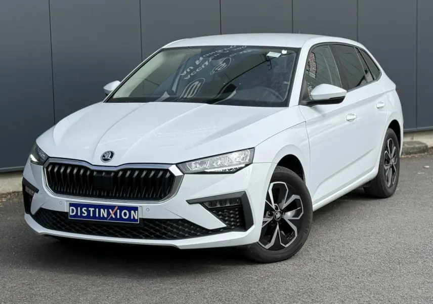 Vue 3/4 avant droite d'une Skoda Scala TSI 116 DSG7 blanc glacier avec jantes alliage et vitres surteintées.