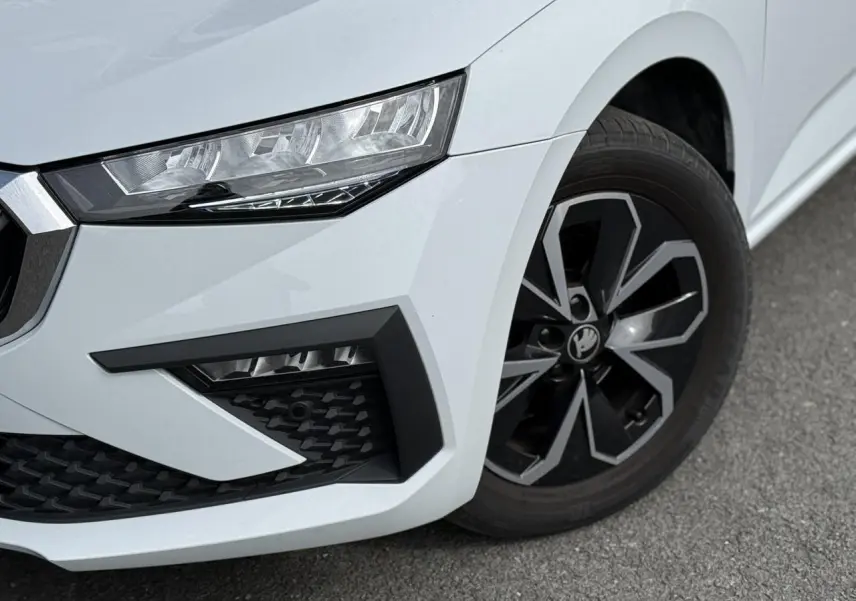 Gros plan sur l'avant droit blanc glacier d'une Skoda Scala TSI 116 DSG7 avec jante alliage et phares LED.