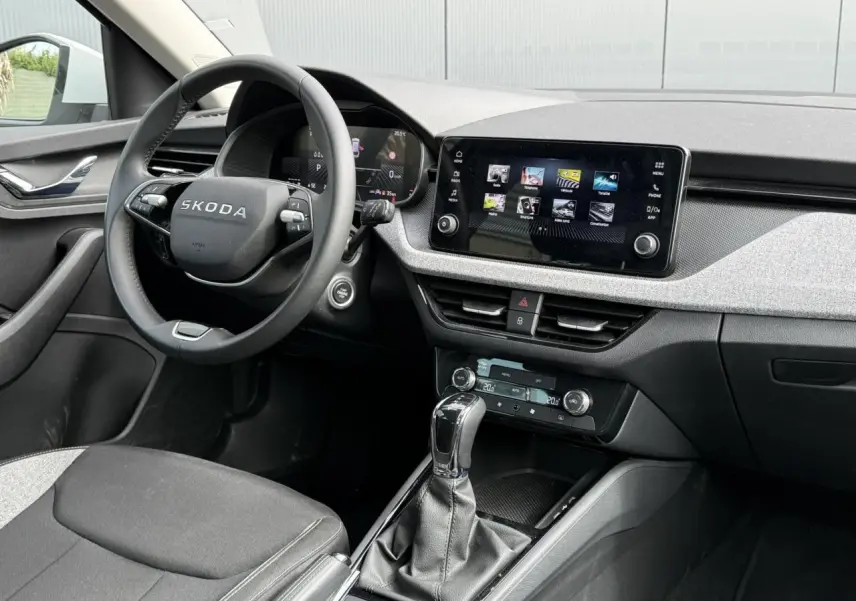 Vue intérieure côté conducteur de la Skoda Scala TSI 116 DSG7 avec volant multifonctions et écran tactile 8,25 pouces.