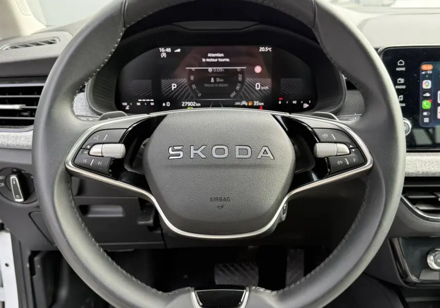 Vue rapprochée du volant noir multifonctions SKODA SCALA 2025 avec tableau de bord digital et écran tactile à droite.