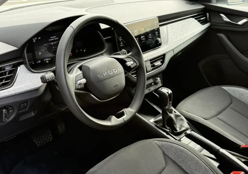 Vue intérieure côté conducteur de la Skoda Scala 2025, volant cuir multifonctions et tableau de bord digital.