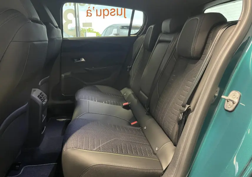 Vue latérale droite de la banquette arrière en tissu noir avec surpiqûres vert Adamite sur Peugeot 308 Bleu Lagoa.