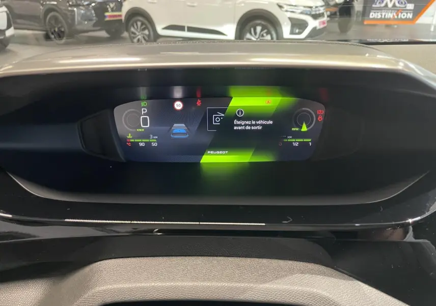 Vue rapprochée du combiné numérique Peugeot 308 2026 affichant des alertes et informations de conduite.