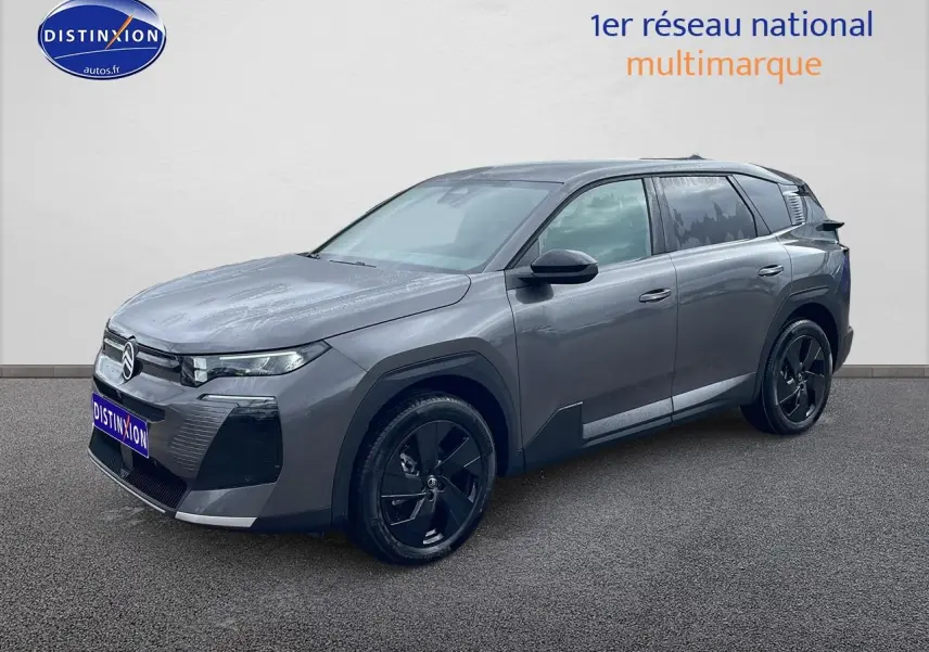 Vue 3/4 avant droite d’un Citroën C5 Aircross gris platinium avec jantes alliage noires et toit noir.