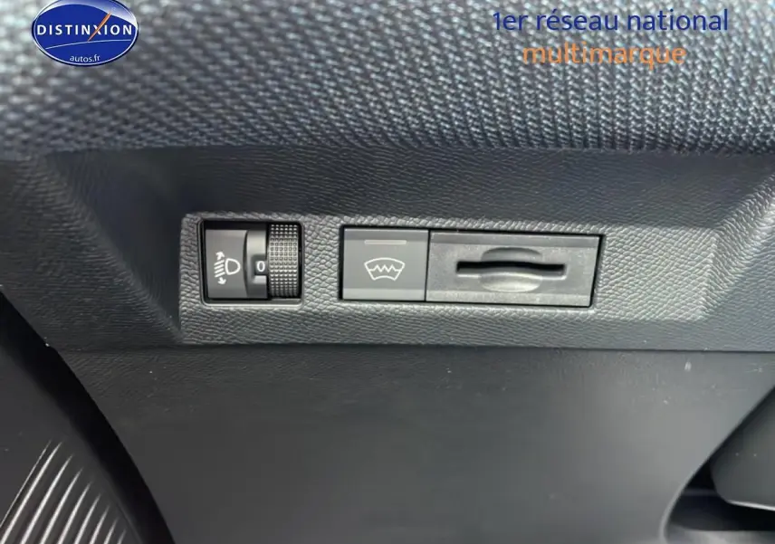 Détail du tableau de bord côté conducteur du Citroën C5 Aircross gris platinium, avec commandes d’éclairage et de désembuage.