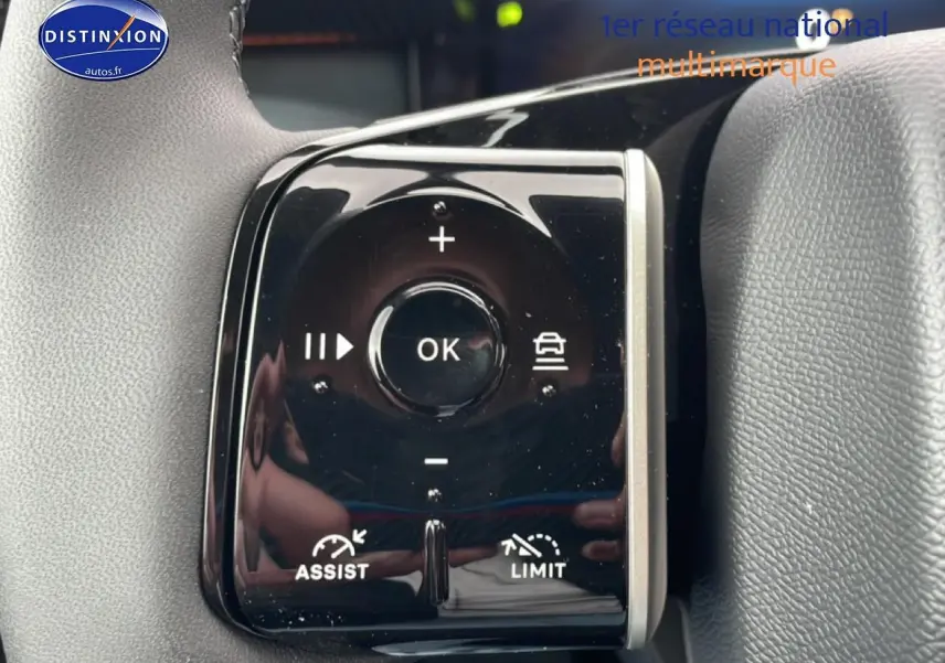 Gros plan sur les commandes au volant du Citroën C5 Aircross gris platinium, boutons de régulateur et assistant de conduite visibles.