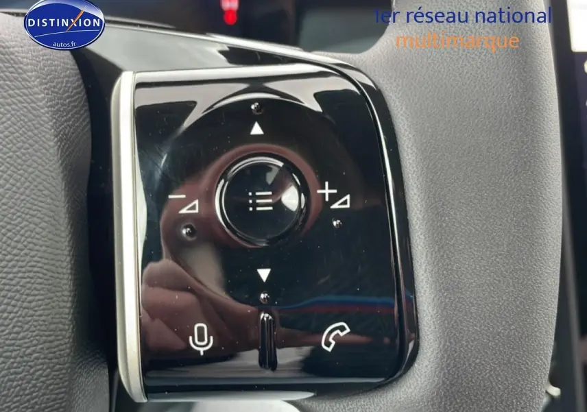 Gros plan sur les commandes multifonctions noires du volant du Citroën C5 Aircross hybride gris platinium.