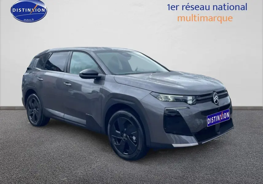 Citroën C5 Aircross gris platinium en 3/4 avant droit avec jantes alliage noires et feux LED distinctifs.