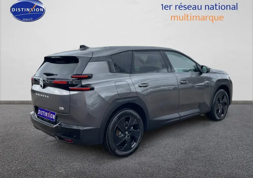 Vue 3/4 arrière droite du Citroën C5 Aircross gris platinium avec jantes alliage noires diamantées.