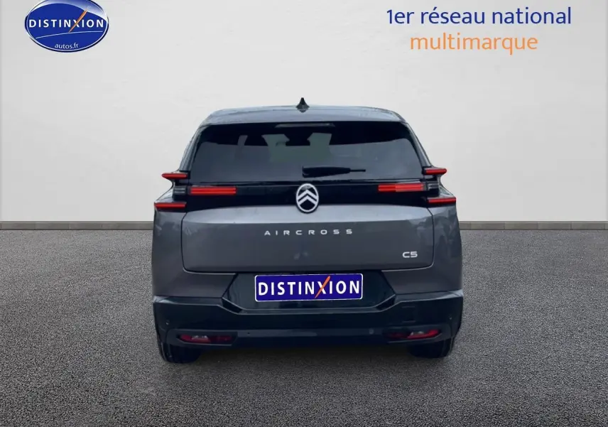 Vue arrière du Citroën C5 Aircross gris platinium 2026 avec feux arrière LED horizontaux et logo centré.