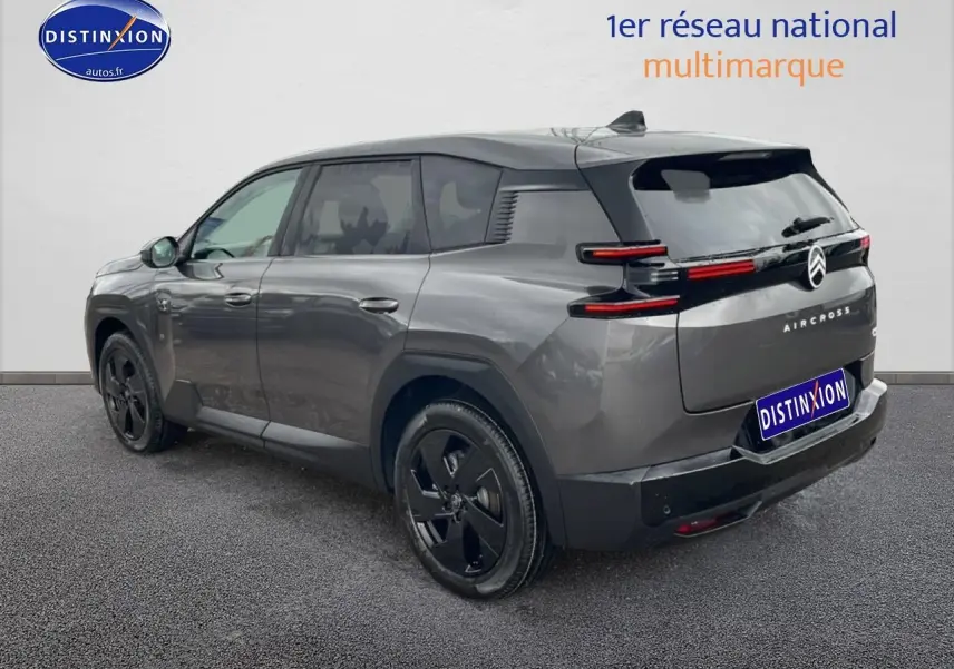 Vue 3/4 arrière droit du Citroën C5 Aircross gris platinium avec jantes alliage noires et feux arrière LED.