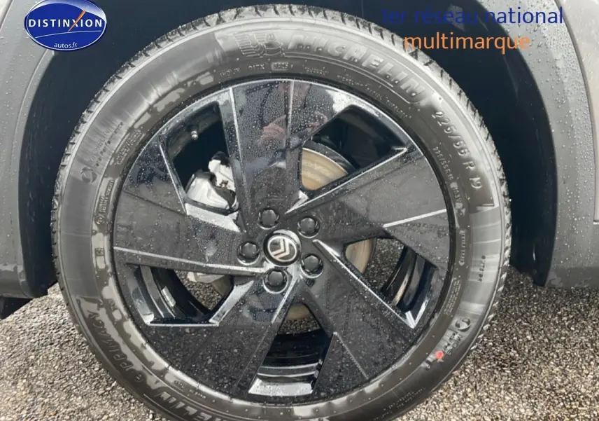 Gros plan sur la jante alliage noire diamantée 19 pouces du Citroën C5 Aircross gris platinium, avec pneu Michelin.