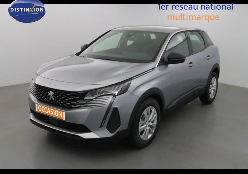 Peugeot 3008 gris Artense métal en 3/4 avant droit, mettant en valeur sa calandre distinctive et ses phares LED.