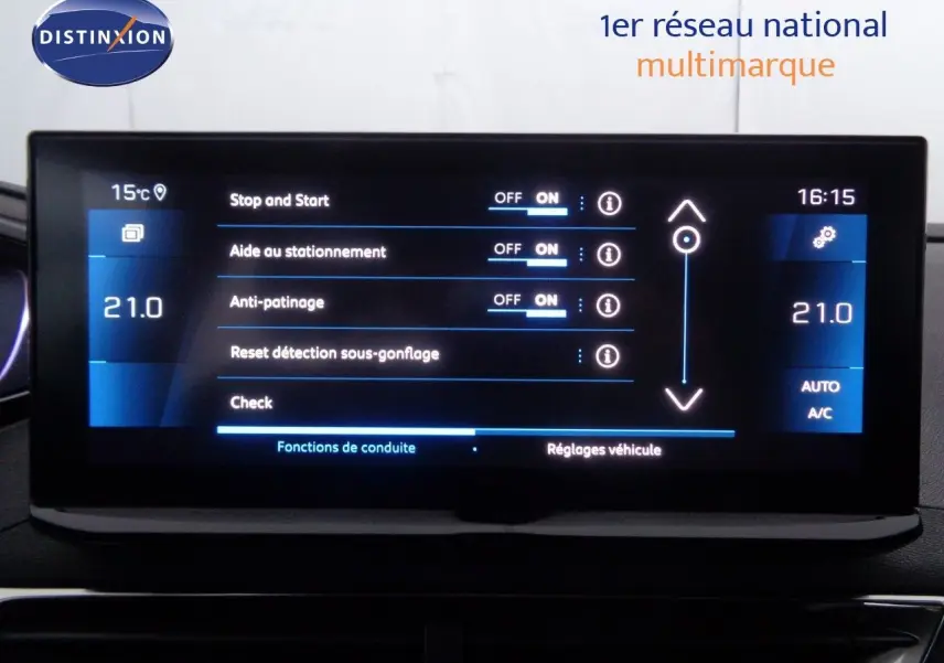 Écran tactile central du Peugeot 3008 gris Artense 2023 affichant les réglages d'aide à la conduite et climatisation à 21°C.