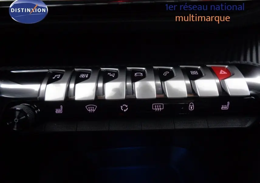 Gros plan sur les commandes centrales chromées du Peugeot 3008 gris Artense, avec boutons fonctionnels rétroéclairés.