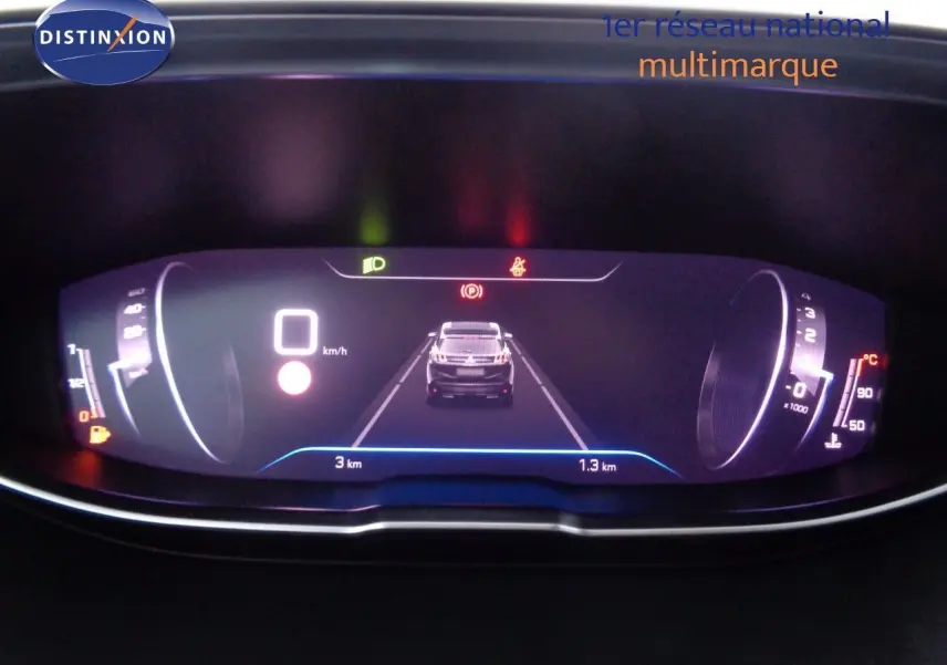 Affichage numérique du tableau de bord du Peugeot 3008 2023 montrant la vitesse à 0 km/h et l'alerte de frein à main activée.