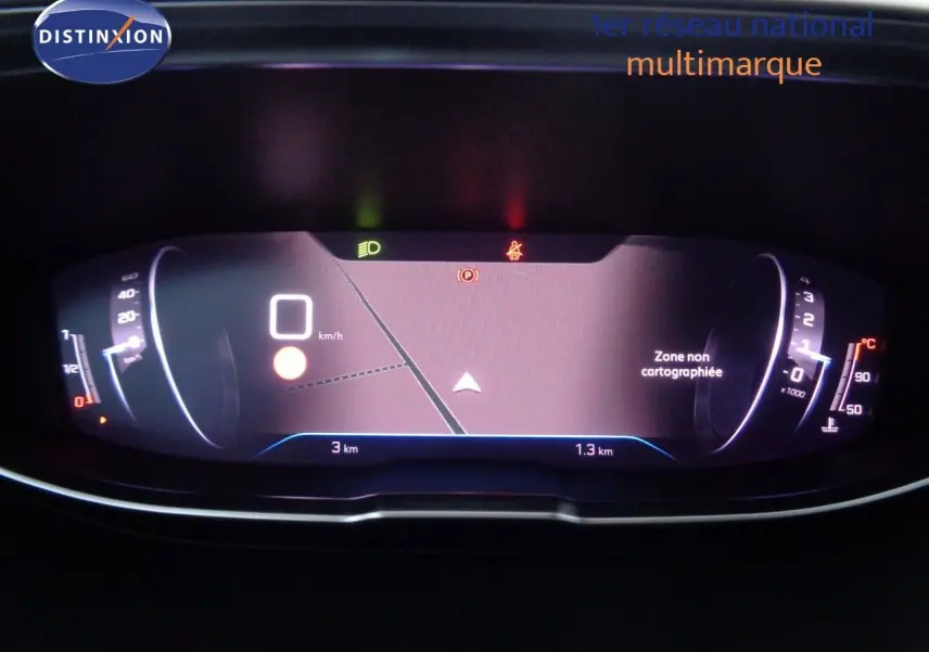 Tableau de bord numérique du Peugeot 3008 2023 affichant la vitesse à 0 km/h et une zone non cartographiée sur la navigation.