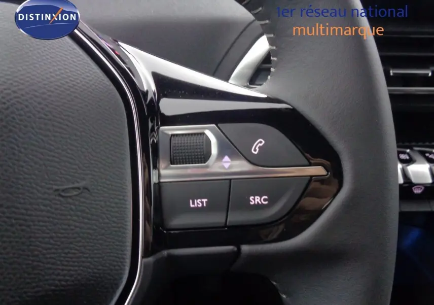 Gros plan sur les commandes gauche du volant en cuir noir du Peugeot 3008 gris Artense, avec boutons LIST et SRC.