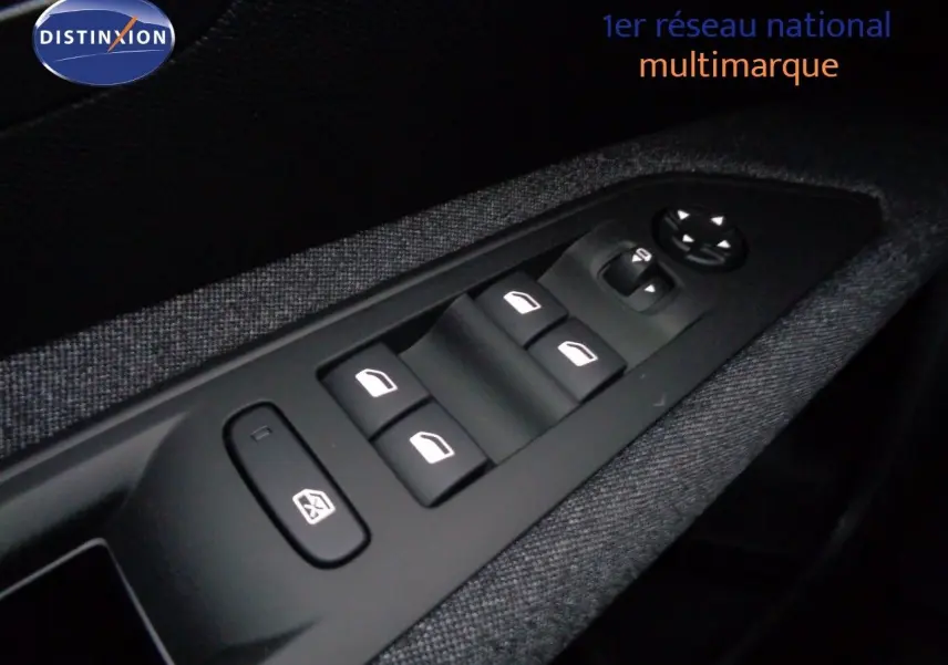 Commande des vitres électriques et réglage des rétroviseurs sur la porte côté conducteur du Peugeot 3008 gris Artense 2023.