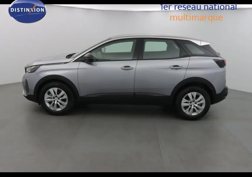 Peugeot 3008 gris Artense métal vu de profil côté gauche dans un studio lumineux et épuré.