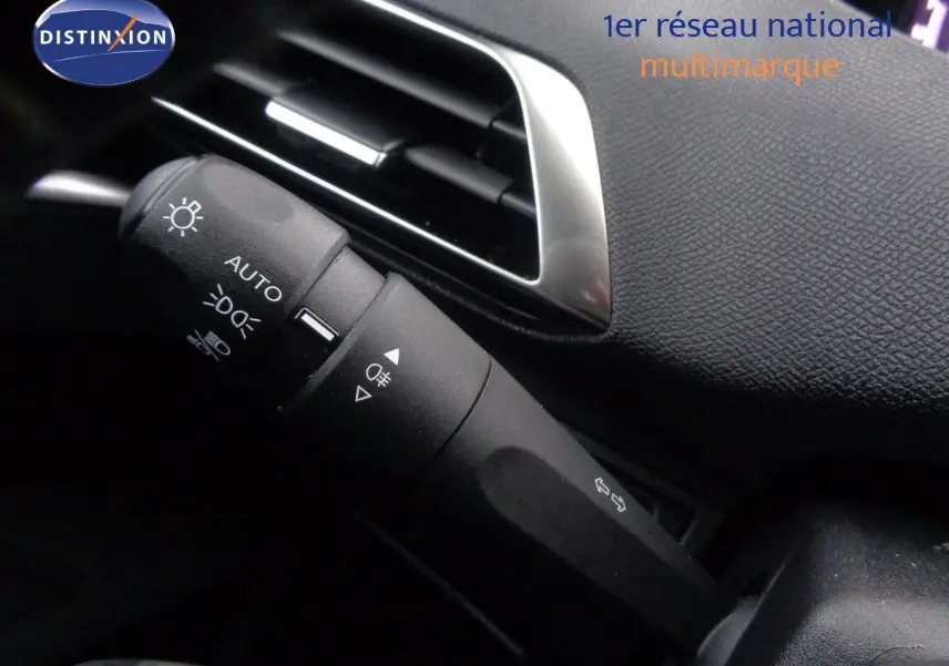 Gros plan sur la commande des phares et clignotants du Peugeot 3008 gris Artense, avec la sortie d'air chromée en arrière-plan.