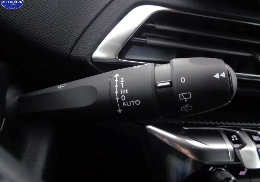 Gros plan sur la commande des essuie-glaces du Peugeot 3008 2023, intérieur noir avec détails argentés.