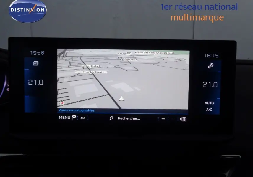 Écran central du Peugeot 3008 2023 affichant la navigation GPS et la climatisation réglée à 21°C.