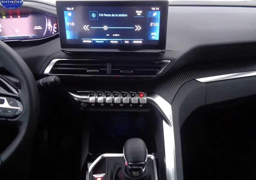 Vue intérieure du tableau de bord du Peugeot 3008 gris Artense, mettant en valeur l'écran tactile et la boîte manuelle.