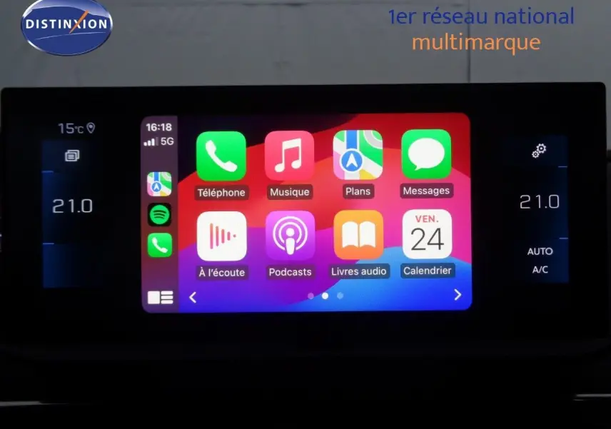 Écran tactile central du Peugeot 3008 2023 affichant les applications Apple CarPlay avec commandes climatisation à 21°C.