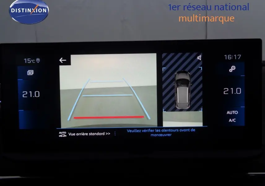 Écran multimédia du Peugeot 3008 2023 montrant la caméra de recul et la vue 360° en intérieur noir.