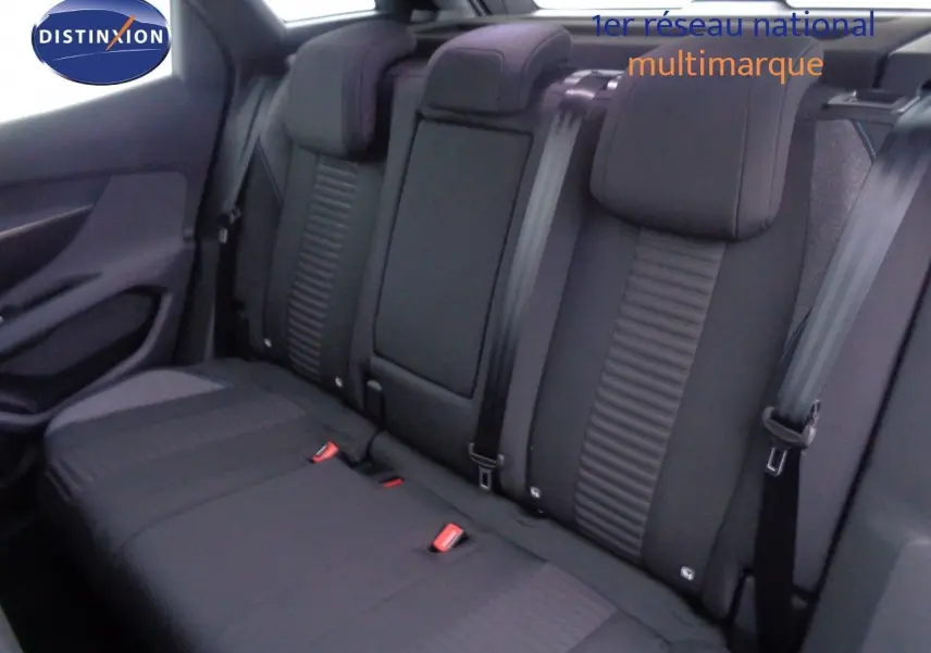 Vue intérieure arrière des sièges noirs du Peugeot 3008 2023, version Active Pack, avec ceintures de sécurité visibles.