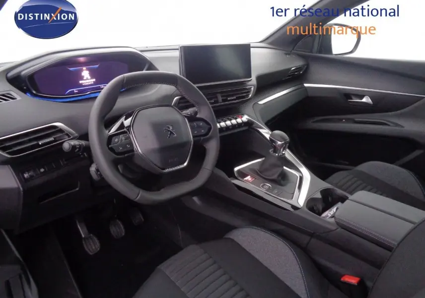 Intérieur du Peugeot 3008 2023 vu côté conducteur, avec volant compact, écran central et boîte manuelle.