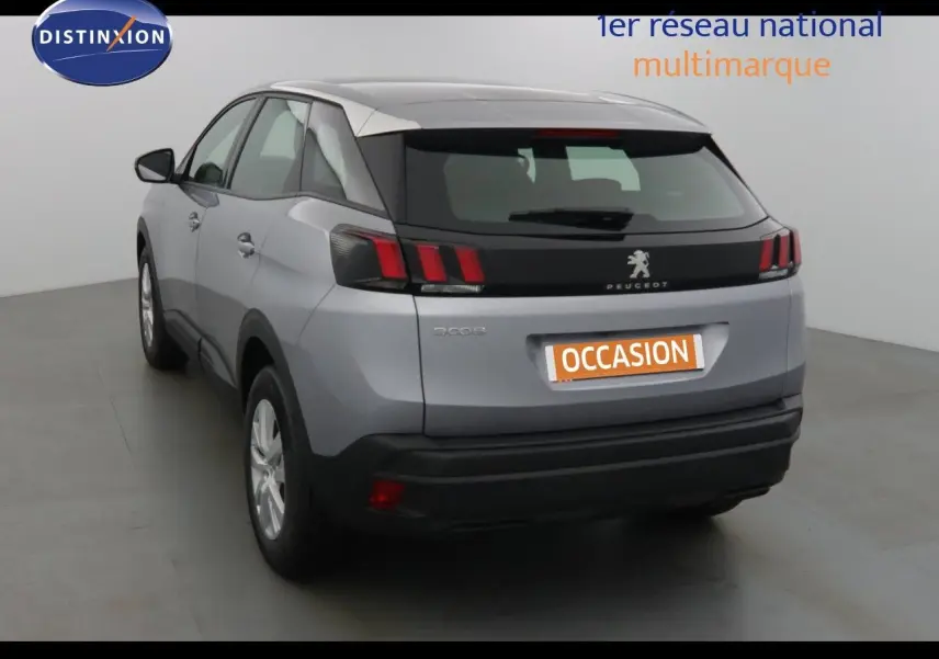 Peugeot 3008 gris Artense métal vue 3/4 arrière droit, avec feux arrière à trois griffes distinctives.