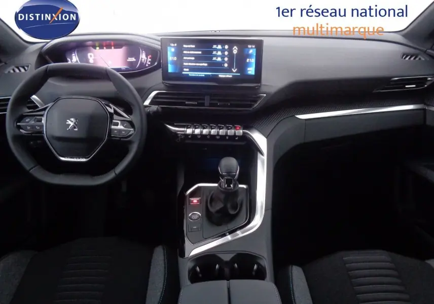 Intérieur Peugeot 3008 2023 vue du poste de conduite, tableau de bord moderne avec écran tactile et volant compact noir.