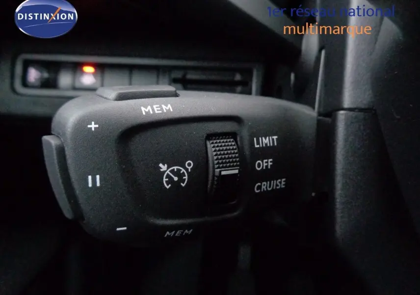 Gros plan sur la commande de régulateur de vitesse du Peugeot 3008 2023, détails des boutons MEM et CRUISE.