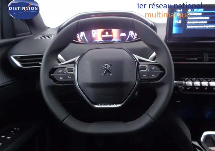 Vue rapprochée du volant Peugeot 3008 2023 avec commandes intégrées et tableau de bord numérique éclairé.