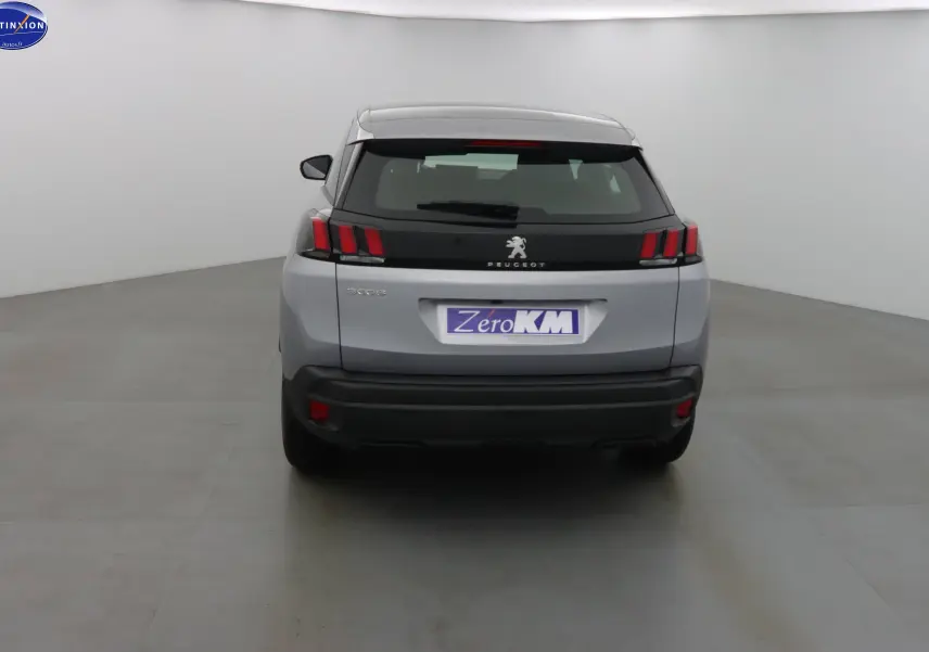 Vue arrière du Peugeot 3008 gris Artense métal avec feux arrière à griffes rouges et hayon noir contrasté.