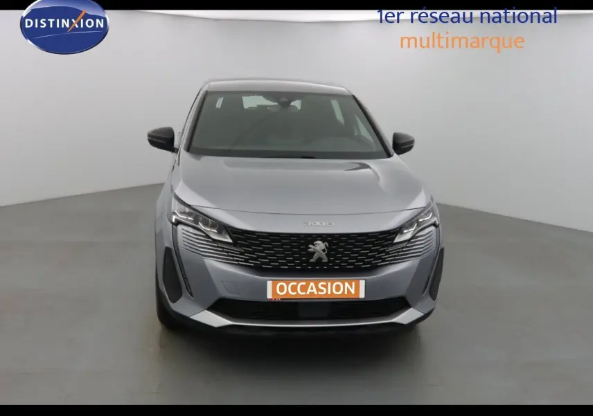 Peugeot 3008 gris Artense métal vue de face, mettant en valeur sa calandre et ses phares LED distinctifs.