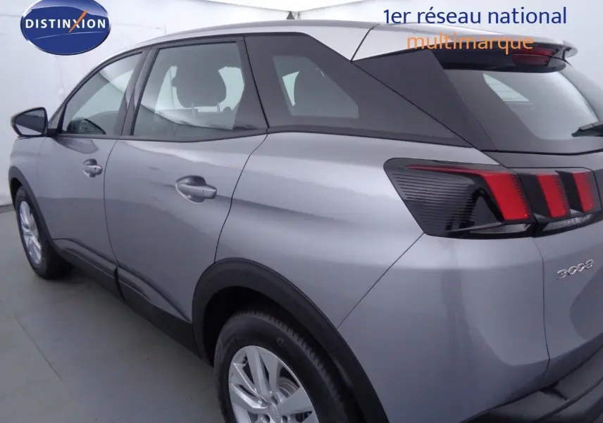 Vue 3/4 arrière droit d'un Peugeot 3008 gris Artense métal avec feux arrière à LED et jantes alliage.
