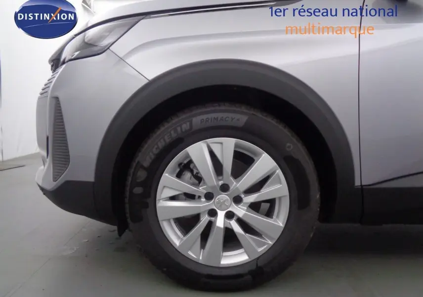 Vue 3/4 avant droit du Peugeot 3008 gris Artense Metal mettant en valeur ses phares LED et jantes alliage.