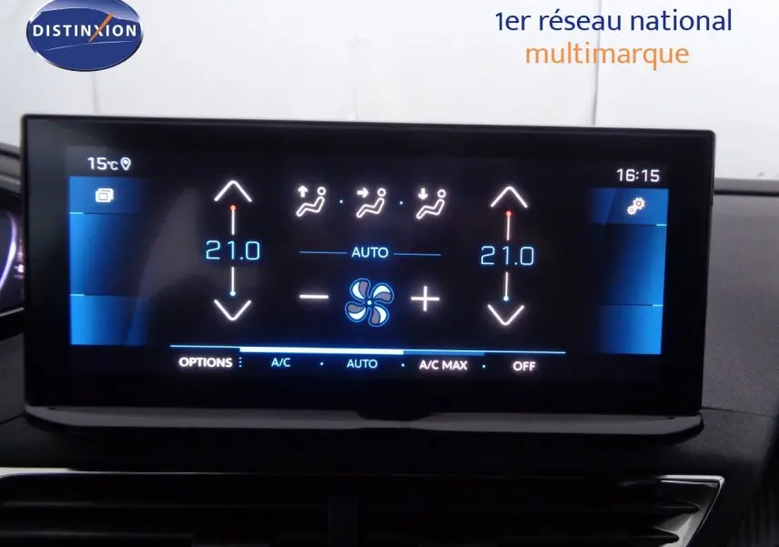 Écran tactile central du Peugeot 3008 gris Artense, affichant la climatisation automatique à 21°C.