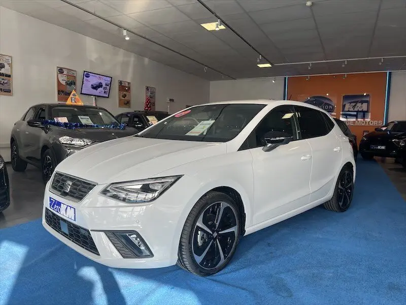 SEAT Ibiza 1.5 TSI 150CH DSG FR Sport blanc Nevada métal vue 3/4 avant droit en showroom.