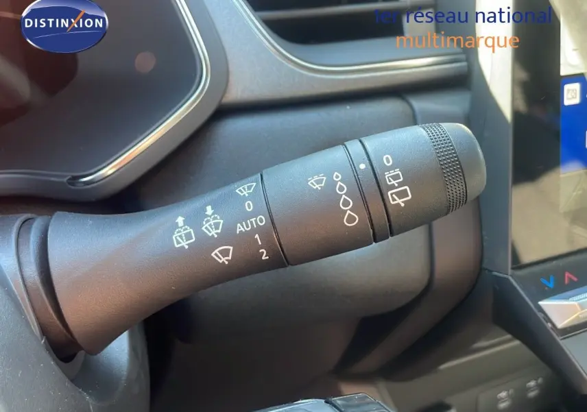 Gros plan sur la commande des essuie-glaces du Renault Captur E-Tech Hybrid 2025, intérieur noir.