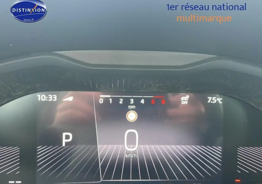 Affichage numérique du tableau de bord du Skoda Kamiq gris, vue frontale centrée sur la vitesse à 0 km/h.