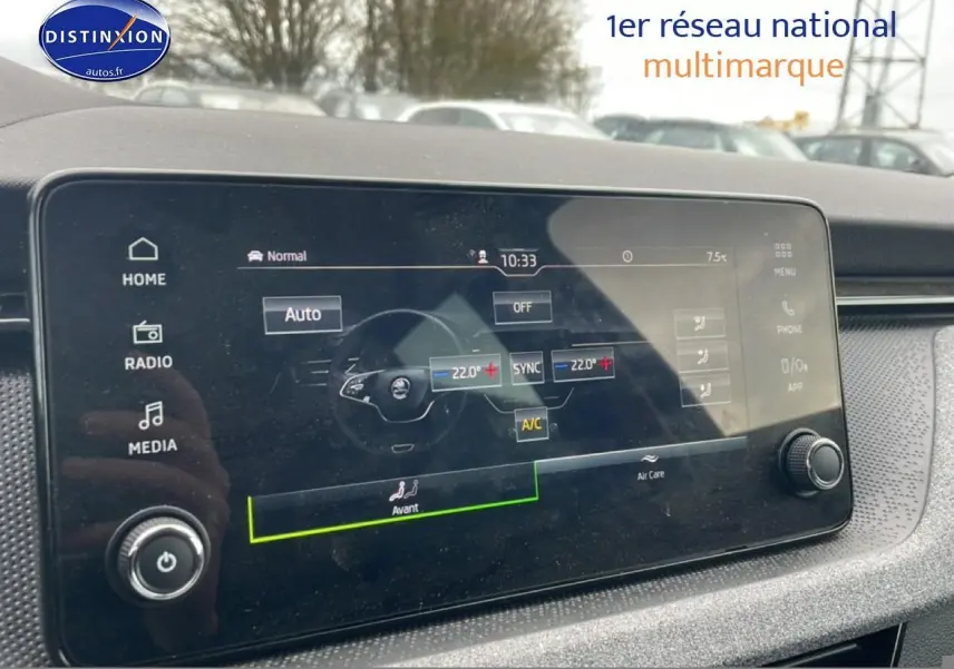 Écran tactile central du tableau de bord du Skoda Kamiq gris, affichant les réglages de climatisation.