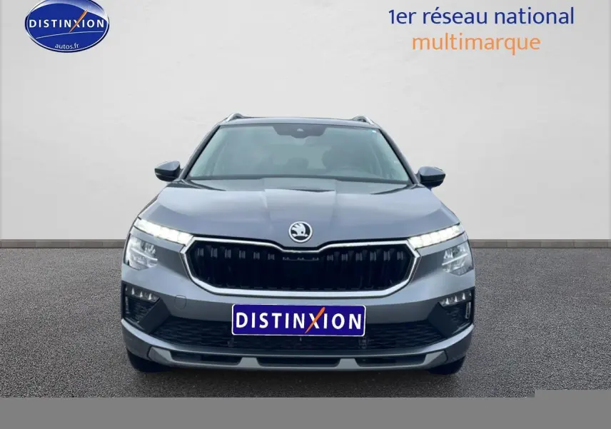Vue frontale d'un Skoda Kamiq gris 2025 avec calandre noire et feux LED distinctifs allumés.